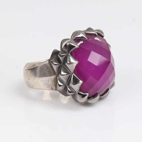 1259 - A large modern designer sterling silver and amethyst ring, large facet-cut amethyst with Gothic styl... 