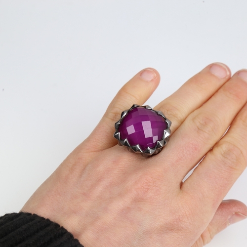 1259 - A large modern designer sterling silver and amethyst ring, large facet-cut amethyst with Gothic styl... 