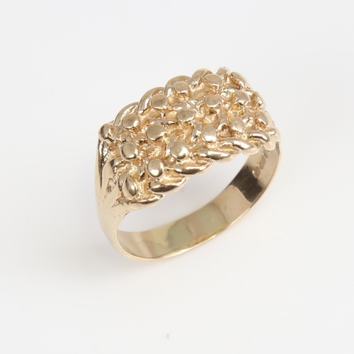 1263 - A late 20th century 9ct gold shot keeper's ring, hallmarks London 1977, setting height 12.1mm, size ... 