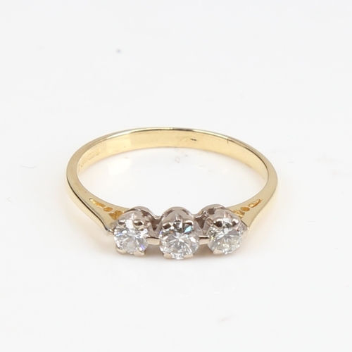 1392 - An 18ct gold 3-stone diamond ring set with modern round brilliant-cut diamonds, total diamond conten... 