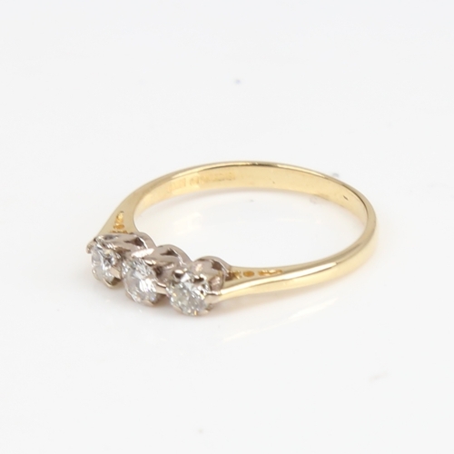 1392 - An 18ct gold 3-stone diamond ring set with modern round brilliant-cut diamonds, total diamond conten... 