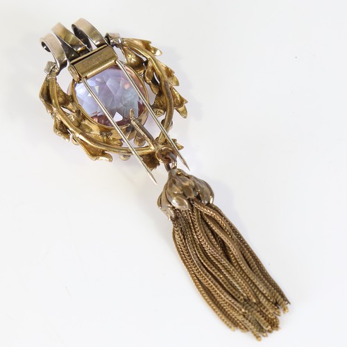 89 - An early/mid 20th century French fur clip, unmarked gilt metal settings with paste stones and en tre... 