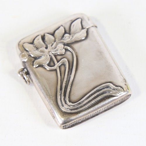 119 - A German Art Nouveau silver vesta case, rectangular form with stylised floral decoration, 5 x 4cm, 0... 