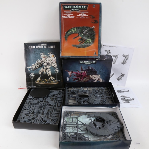 101 - WARHAMMER 40,000 - 3 boxed plastic assembly toy kits, including Necrom Doom Scythe (3)