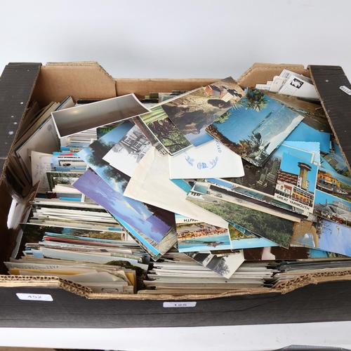 125 - A large quantity of various Vintage loose topographical postcards (boxful)