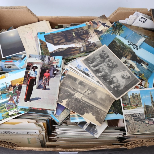 125 - A large quantity of various Vintage loose topographical postcards (boxful)