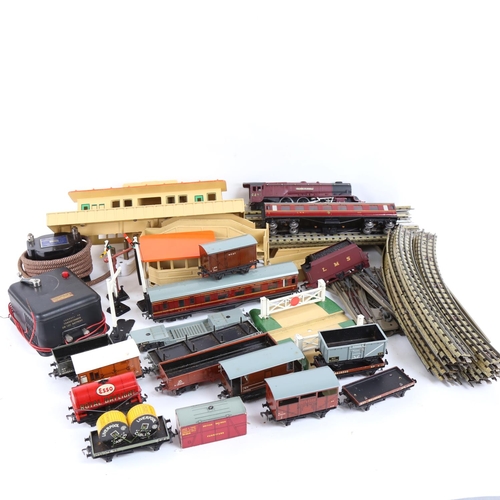 81 - HORNBY DUBLO - a Duchess of Atholl toy train set, including locomotive, tinplate carriages, building... 