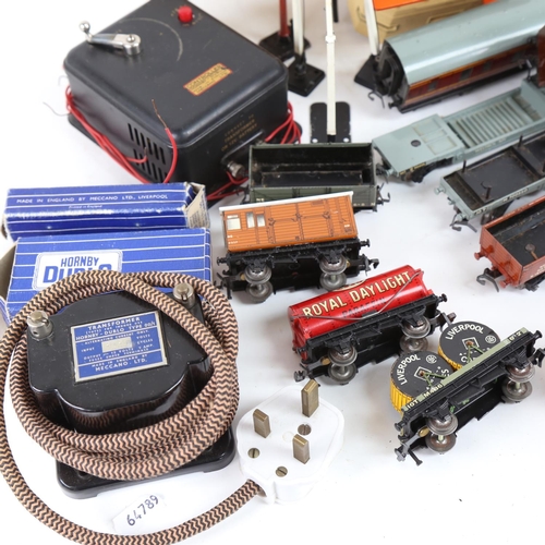 81 - HORNBY DUBLO - a Duchess of Atholl toy train set, including locomotive, tinplate carriages, building... 