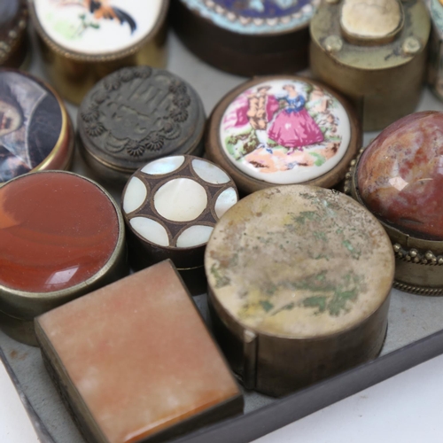 557 - A collection of ornamental trinket boxes, including Halcyon Days and hardstone inlaid