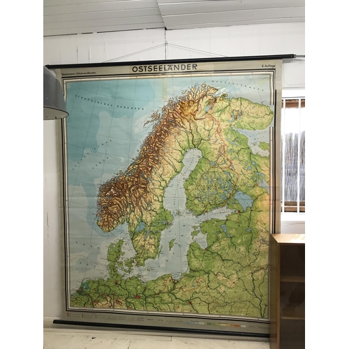 662 - An extra large 1930s geographical map 