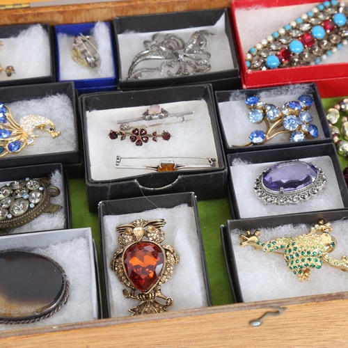 857 - A small table-top jewellery display cabinet, a quantity of costume brooches and necklaces