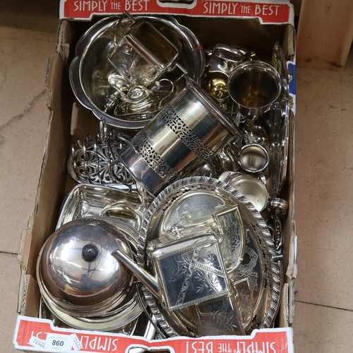 860 - A box of mixed plated ware, to include muffin dish and cover, toast rack, bottle holder, fruit bowl,... 