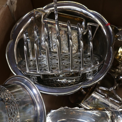 860 - A box of mixed plated ware, to include muffin dish and cover, toast rack, bottle holder, fruit bowl,... 