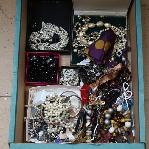 861 - A large tray of modern costume jewellery