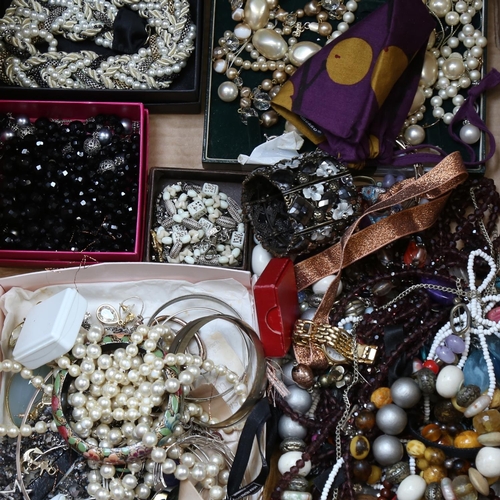 861 - A large tray of modern costume jewellery