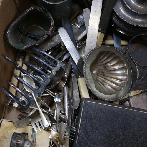 862 - A large tray of mixed plated ware, to include cutlery, bottle stand etc