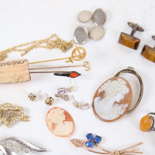 907 - A tray of various silver jewellery, including tigers eye cufflinks, amber ring, cameo etc