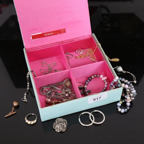 917 - A collection of assorted silver jewellery, including necklace, bracelets etc, in a green and pink se... 