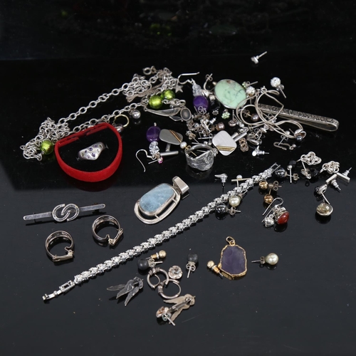 918 - Assorted costume jewellery, to include silver pendants, rings and earrings