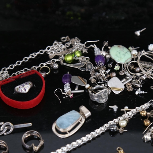 918 - Assorted costume jewellery, to include silver pendants, rings and earrings