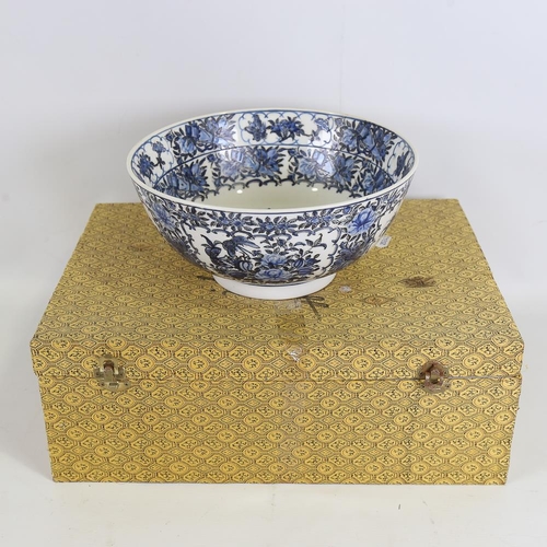 181 - A Chinese blue and white porcelain bowl, with painted exotic birds and flowers, 6 character mark, di... 