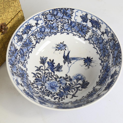 181 - A Chinese blue and white porcelain bowl, with painted exotic birds and flowers, 6 character mark, di... 