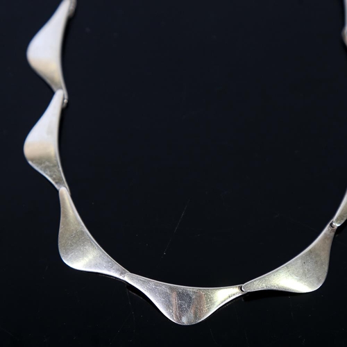 573 - AARRE & KROGH EFTL - a modernist Danish stylised sterling silver matching plain form necklace and pa... 