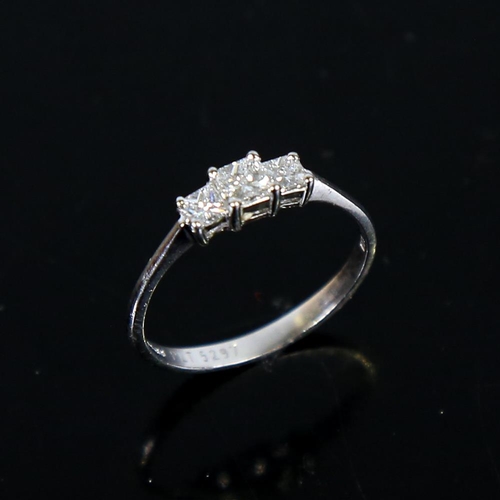 599 - A modern platinum 3-stone Princess-cut diamond ring, total diamond content approx 0.54ct, size N, 2.... 