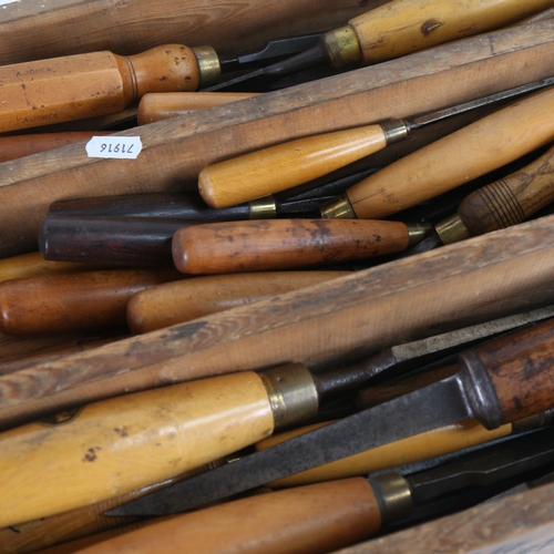 106 - A large quantity of various Antique carpenter's woodworking tools, including chisels (boxful)