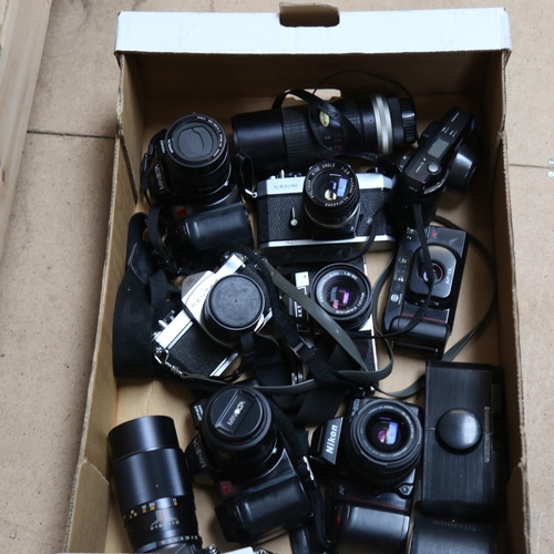 81 - Various Vintage cameras, including Pentax SP500 35mm single lens reflex camera, Praktica MTL3 Yashic... 