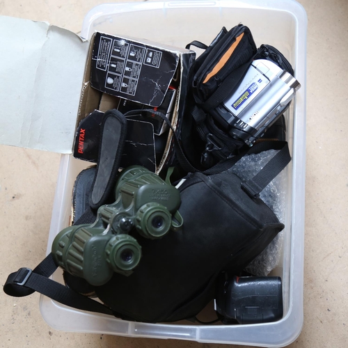 87 - Various cameras, binoculars and equipment, including Nikon D50, Tecnar 10x50 binoculars, lenses etc ... 