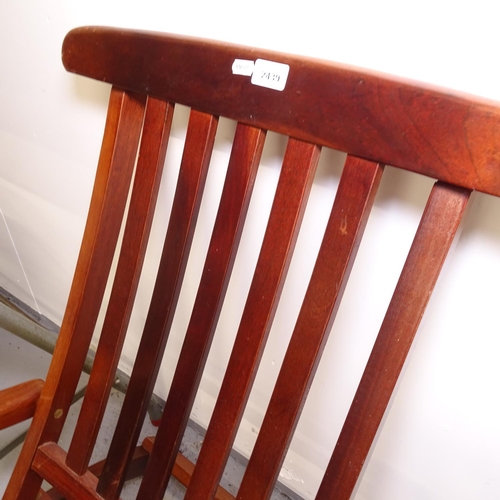 2439 - A stained hardwood folding steamer chair