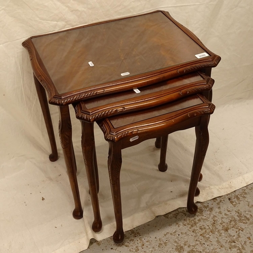 2509 - A reproduction mahogany nest of 3 glass-top occasional tables, W55cm