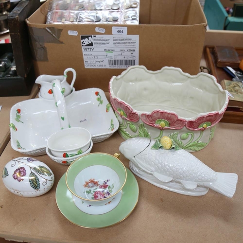 465 - Various ceramics, including strawberry dish, fish sauce dish etc