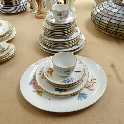 670 - Royal Worcester Pershore pattern dinner and tea ware