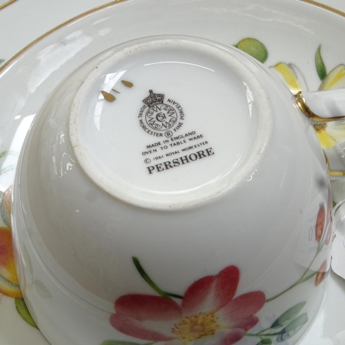 670 - Royal Worcester Pershore pattern dinner and tea ware