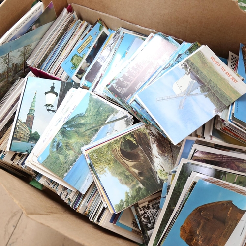 147 - A large quantity of various Vintage loose postcards, mainly topographical (boxful)