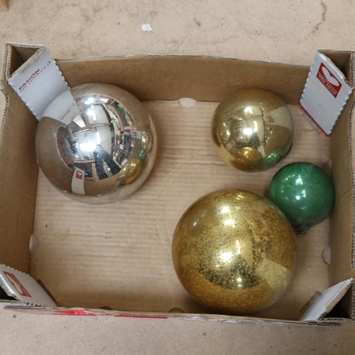 320 - 4 lustre witch's balls, including gold silver and green (4)