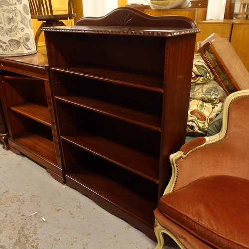 2663 - A mahogany open bookcase with 3 adjustable shelves, W91cm, H131cm, D29cm