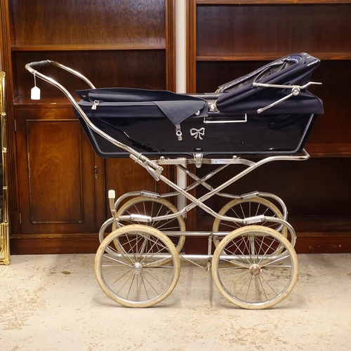 2682 - A coach-built 4-wheeled pram