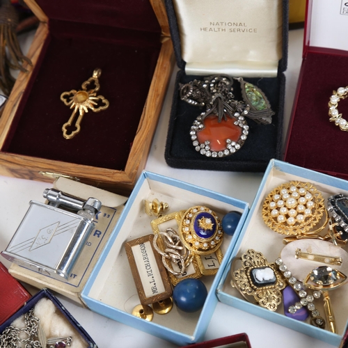 909 - A tray of Vintage and other costume jewellery, brooches, pearl necklace, filigree brooches etc