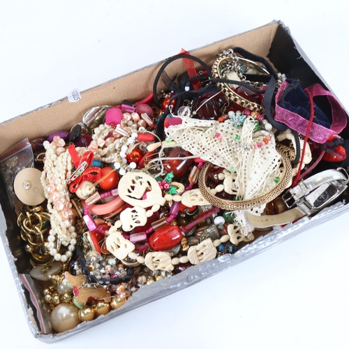 929 - A tray of mixed costume jewellery