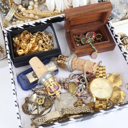 934 - 4 trays of mixed costume jewellery, to include cameo, shell bracelet, lady's Seiko wristwatch, pearl... 