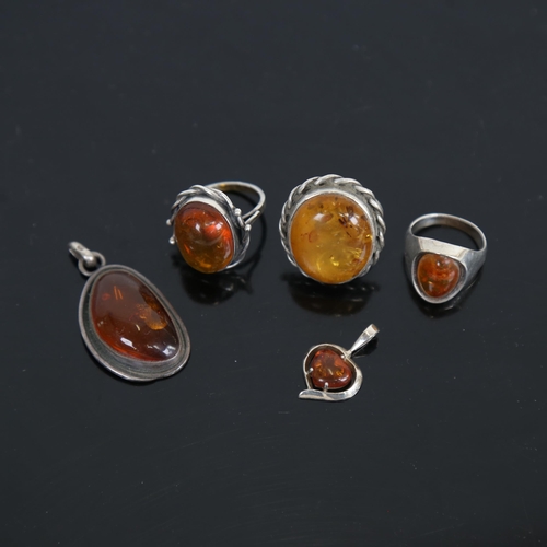 958 - 3 silver and Baltic amber rings, and 2 similar pendants (5)