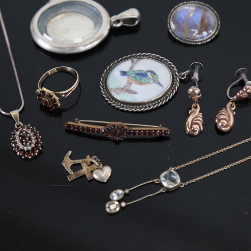 961 - A group of Victorian and later jewellery, to include an engraved open-face locket, garnet and stone ... 