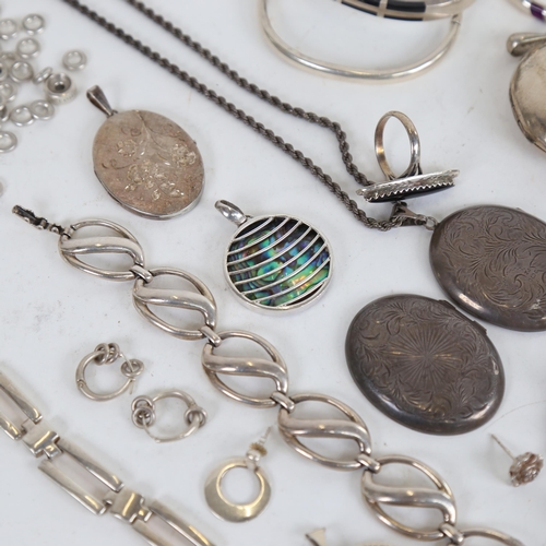 981 - A tray of silver and costume jewellery, to include silver locket, chains, bangles, turquoise set rin... 