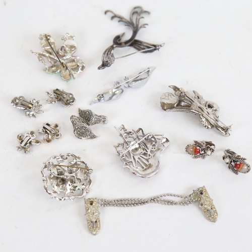 987 - A group of brooches, to include a silver and enamel bird design brooch, and other boat design and fl... 