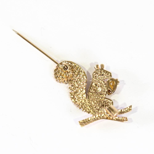 137 - A late 20th century 9ct gold figural squirrel brooch, modelled holding a pear cut citrine, with a sa... 