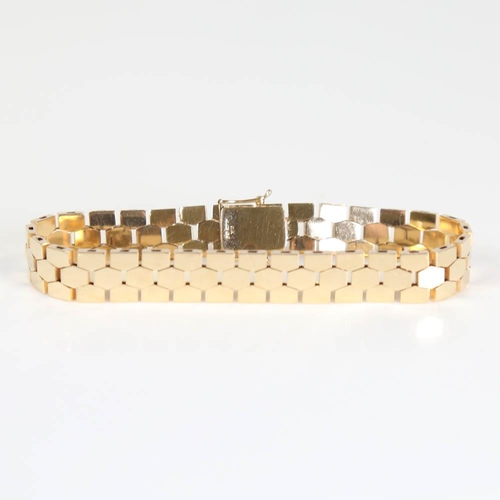 199 - A mid-20th century 9ct gold hexagonal brick link bracelet, import hallmarks Birmingham 1967, bracele... 