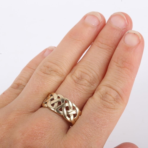 395 - A modern 9ct gold Celtic knot ring, setting height 9.6mm, size T, 4g